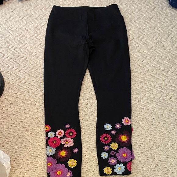 Floral Embroidered women’s Leggings NWOT - Picture 4 of 6